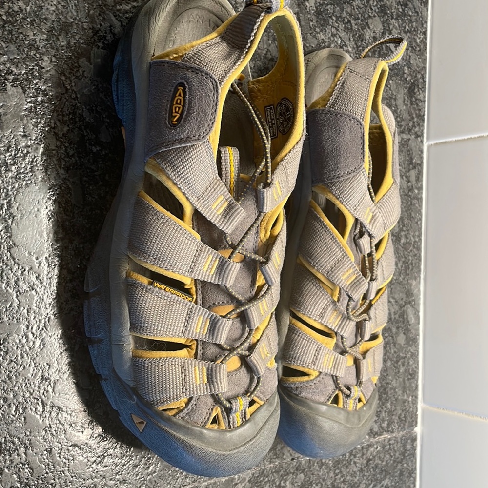 Mens size 11 Keen sandals